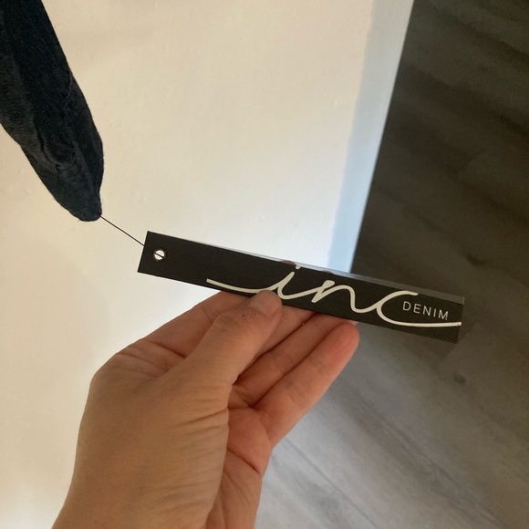 Denim shirt with lace accents - Picture 4 of 7